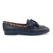 Load image into Gallery viewer, Gio+ loafers in leather with chain accessory
