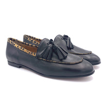 Load image into Gallery viewer, Gio+ loafers in leather with chain accessory
