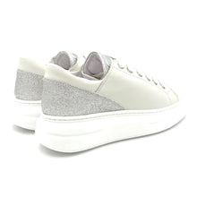 Load image into Gallery viewer, Meline Sneakers MLN BI667 bianco e argento
