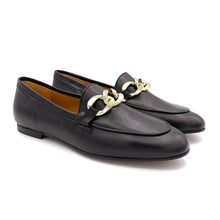 Load image into Gallery viewer, Gio+ loafers in leather with chain accessory
