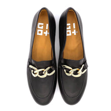 Load image into Gallery viewer, Gio+ loafers in leather with chain accessory
