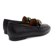 Load image into Gallery viewer, Gio+ loafers in leather with chain accessory
